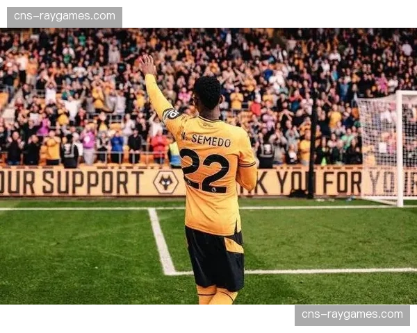 布伦特福德门将拉亚手抛球直接发动进攻，助攻队友破门展现门将参与反击新趋势