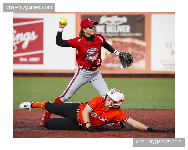 美国职业女子垒球联赛揭幕:芝加哥匪徒队加时赛1-0险胜克利夫兰彗星